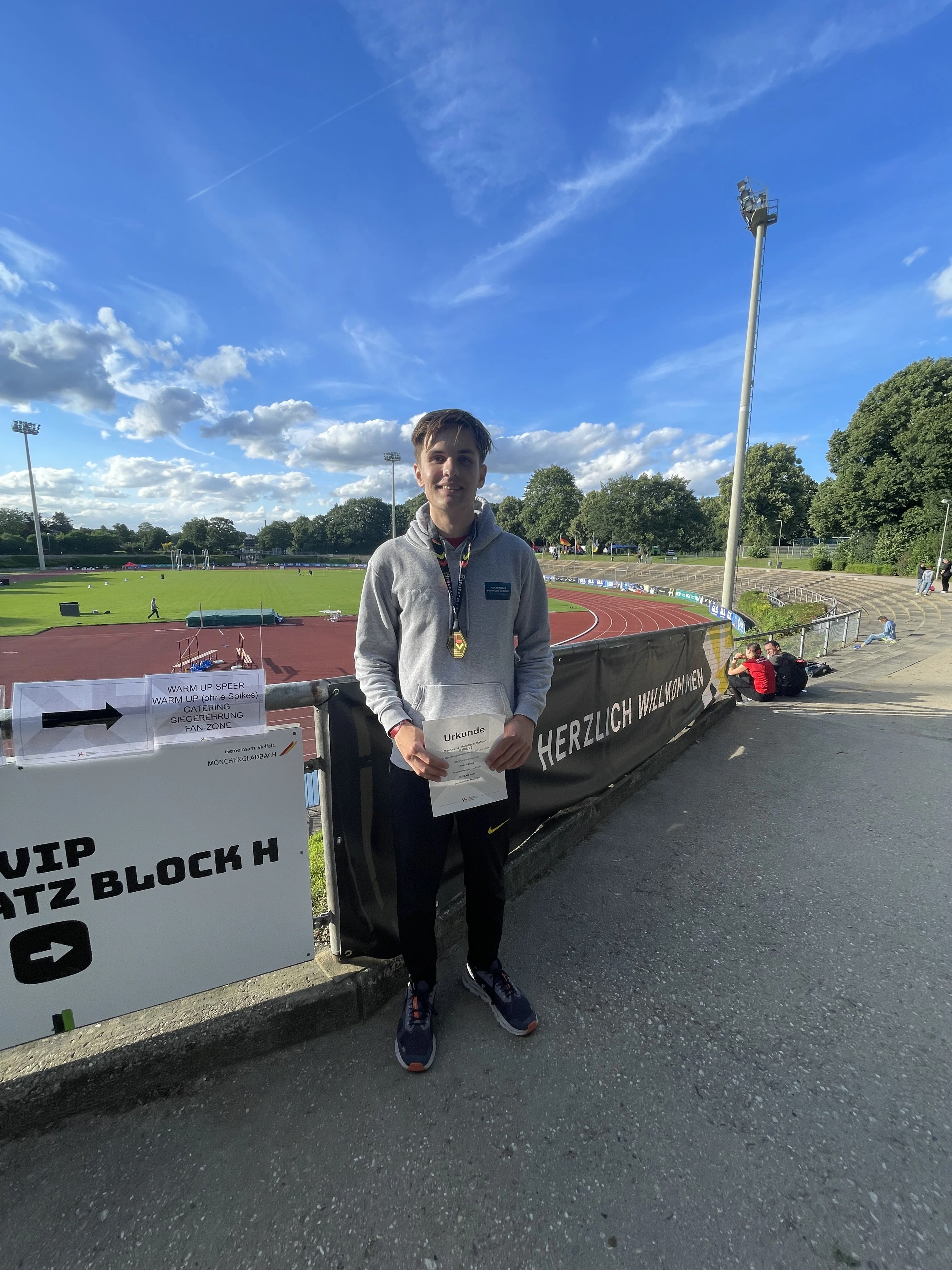 Bild mit Medaille und einem Pullover meines Sponsors VWFS